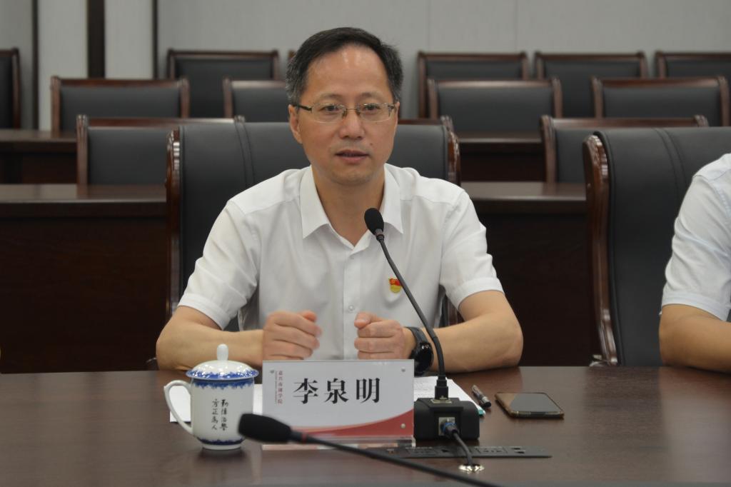 李泉明从转设发展,师资组建,战略规划,开放大学等方面详细介绍了学校